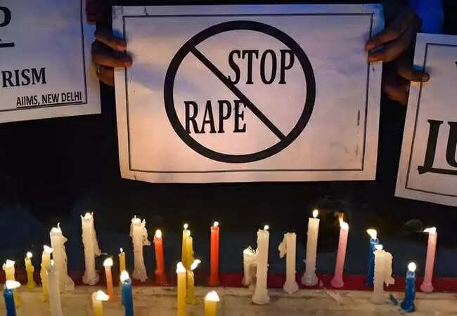 उत्तर प्रदेश में दलित किशोरी के साथ गैंगरेप का मामला, हिंदू संगठन ने किया प्रदर्शन