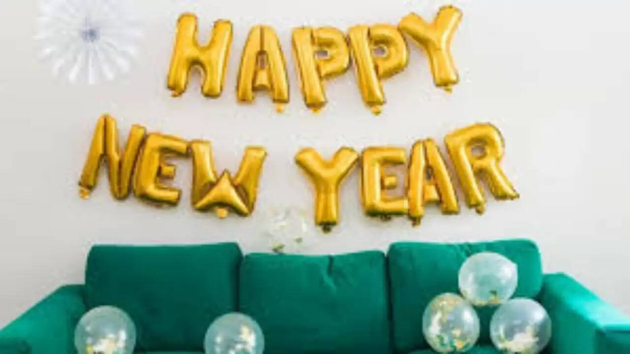 नए साल का जश्न घर पर मनाने के अनोखे तरीके: पजामा पार्टी से लेकर डिनर तक