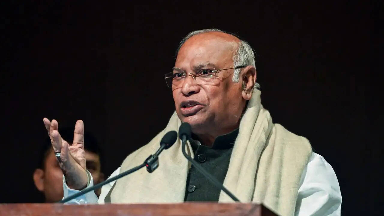 कांग्रेस अध्यक्ष पर BJP के जमीन घोटाले के आरोप: क्या है सच?