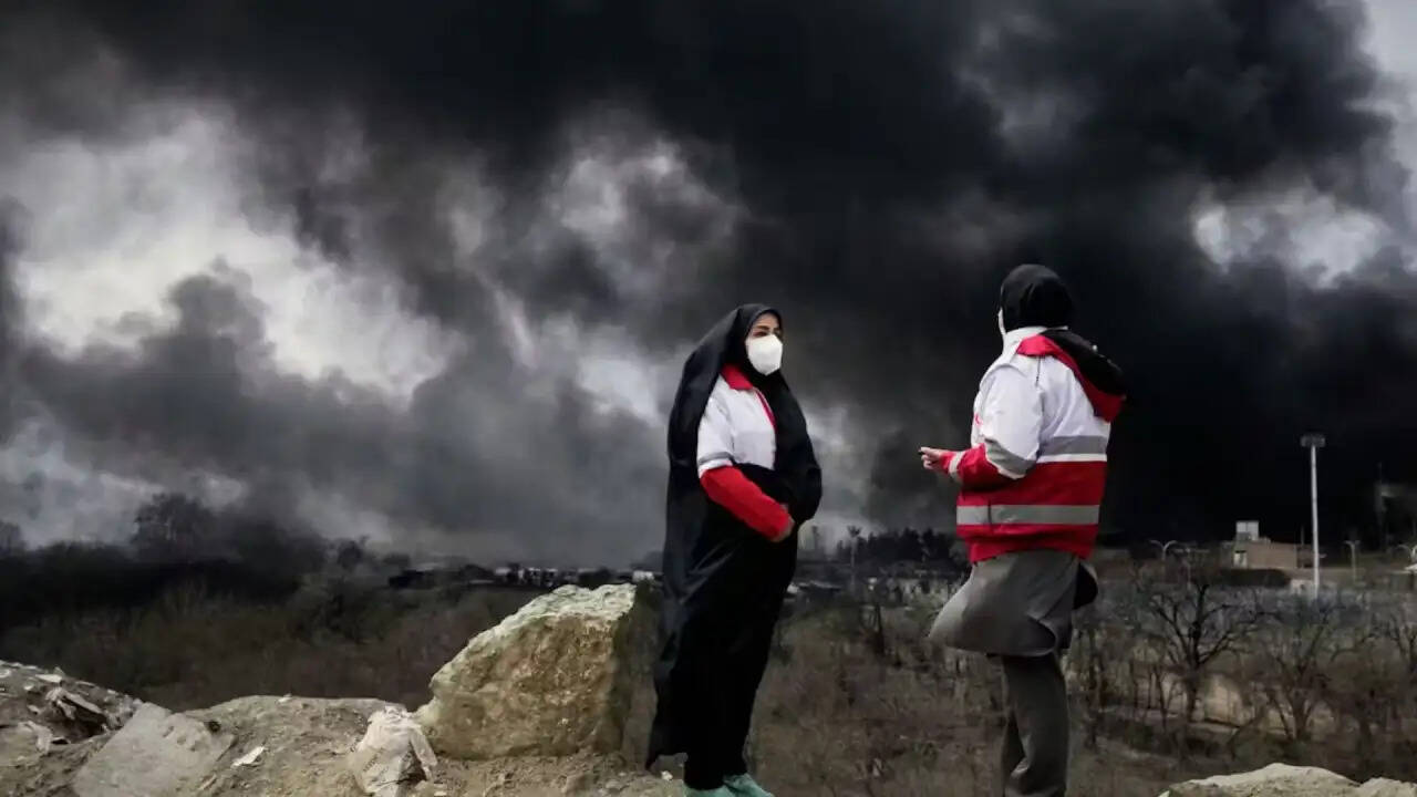 ईरान में युद्ध का पर्यावरण पर भयानक प्रभाव: काली बारिश और प्रदूषण का संकट