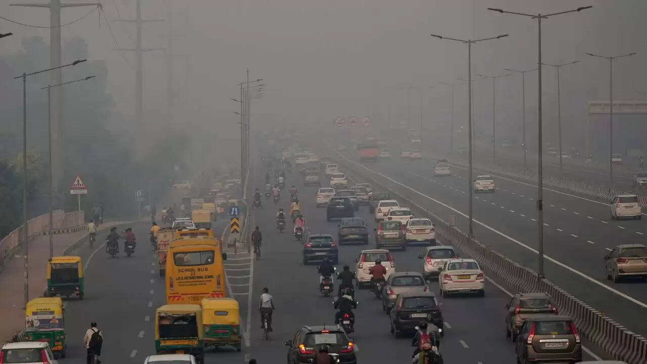 दिल्ली में प्रदूषण और कोहरे का कहर: उड़ानें रद्द, सुप्रीम कोर्ट की सख्त टिप्पणी