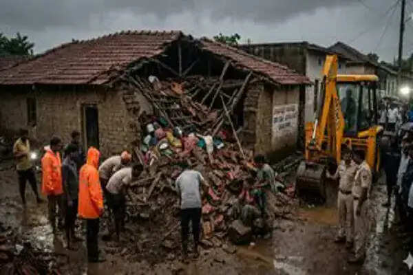 कर्नाटक में बारिश के कारण मकान की छत गिरने से चार की मौत
