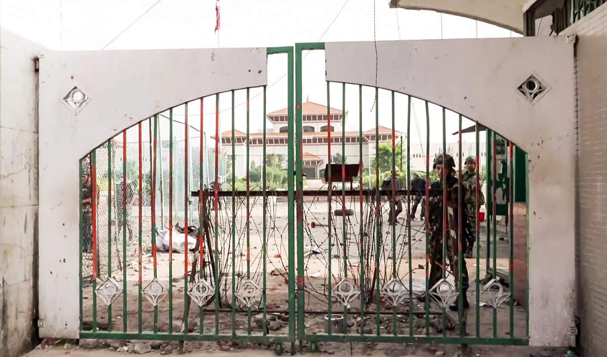 नेपाल में युवा प्रदर्शनकारियों का उग्र विरोध, पीएम ओली का इस्तीफा