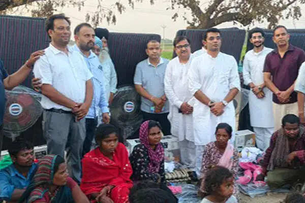 भाजपा प्रवक्ता जयवीर शेरगिल ने अग्निकांड प्रभावित गांव में राहत सामग्री वितरित की