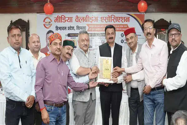 शिमला में पत्रकारों के लिए एक्सीडेंटल बीमा पॉलिसियों का वितरण