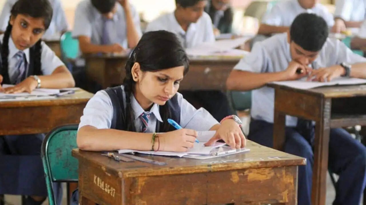 दिल्ली के प्राइवेट स्कूलों में फीस बढ़ोतरी पर विवाद गहराया