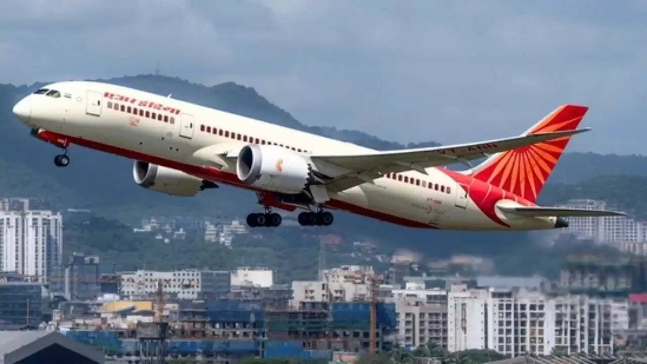 एयर इंडिया की उड़ान में सुरक्षा अलर्ट: मुंबई लौटने पर यात्रियों में हड़कंप