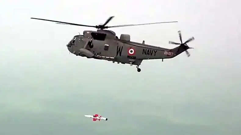 भारतीय नौसेना का नया मिसाइल परीक्षण: हेलीकॉप्टर से एक साथ दो मिसाइलों का सफल लॉन्च