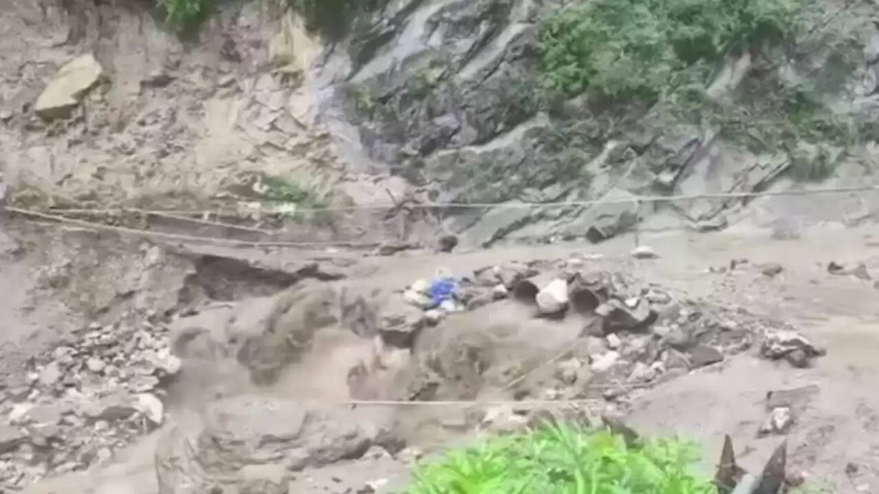 जम्मू-कश्मीर में बादल फटने से आई बाढ़: 33 लोगों की जान गई, राहत कार्य जारी