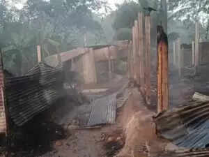 बांग्लादेश में हिंदू परिवारों पर हमले: चटगांव में आगजनी की घटना