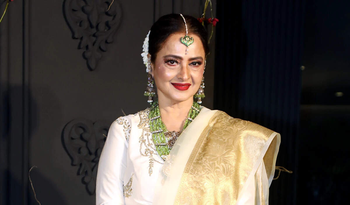 बॉलीवुड फिल्म 'इक्कीस' की स्पेशल स्क्रीनिंग में रेखा का प्यार भरा जेस्चर