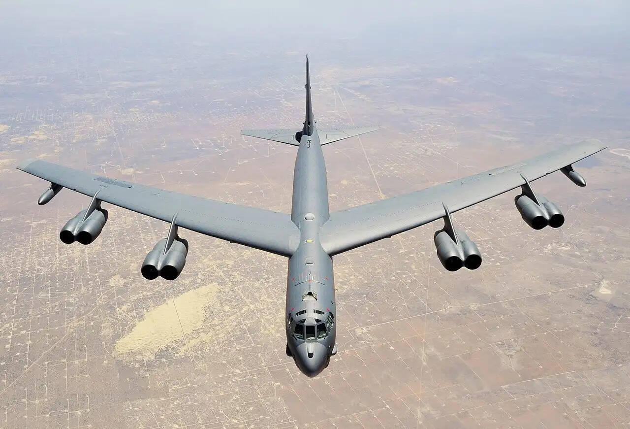 कैलिफोर्निया में अमेरिकी वायुसेना का B-52 विमान दुर्घटनाग्रस्त
