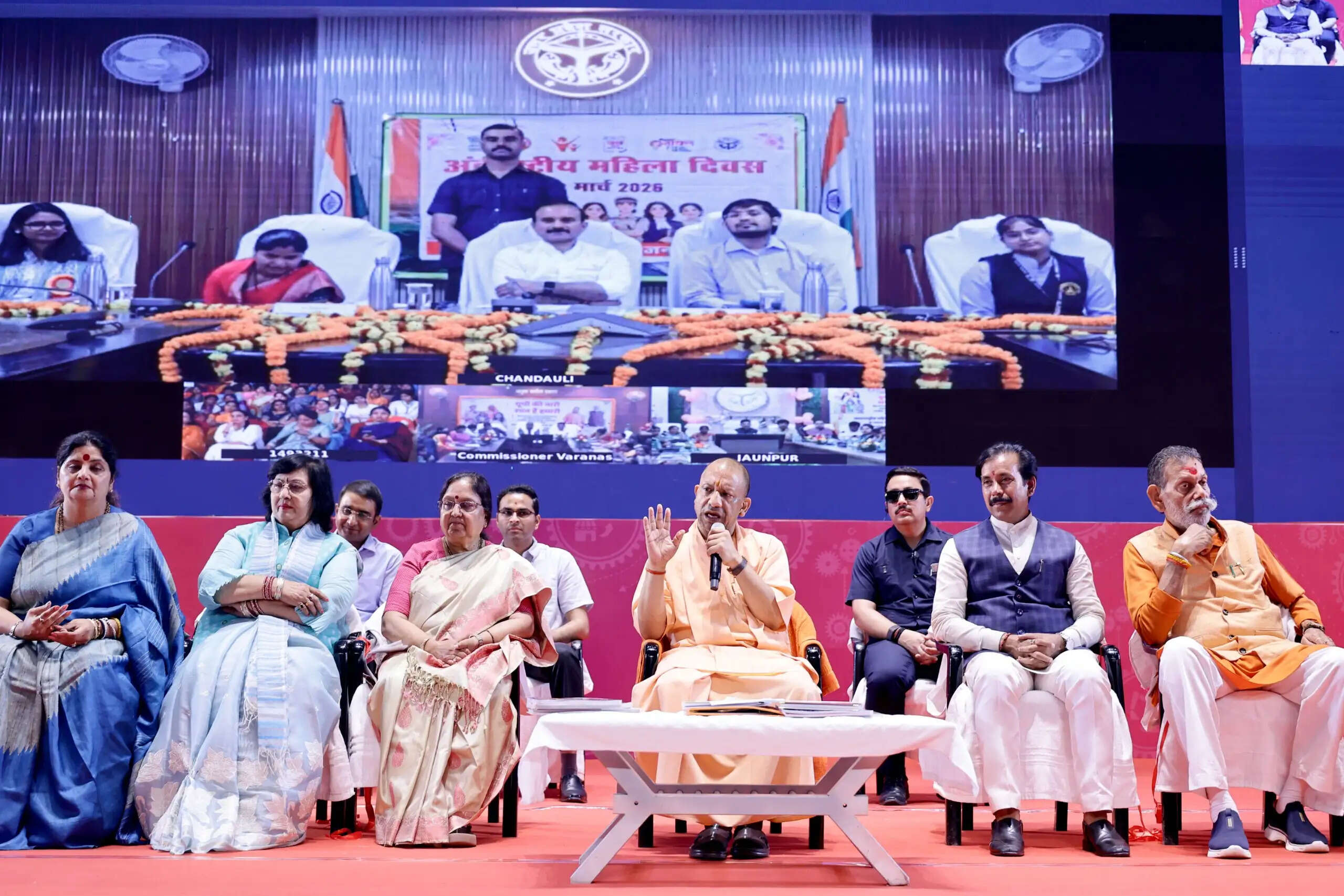 महिला दिवस पर सीएम योगी ने नारी शक्ति का सम्मान किया