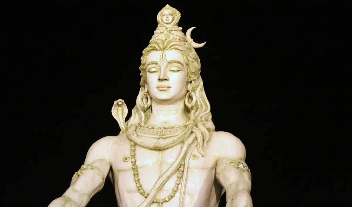 सोमवार को भगवान शिव की पूजा का महत्व और शिव चालीसा का पाठ