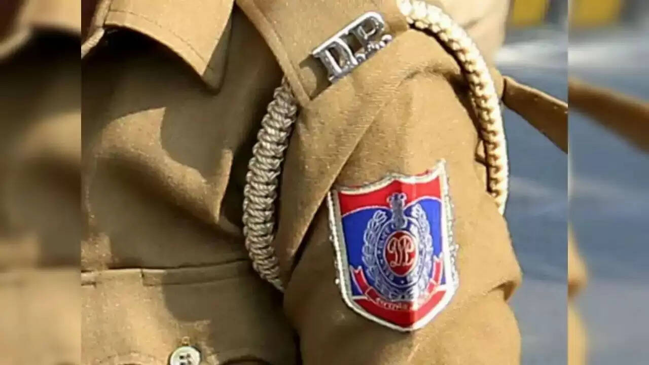 दिल्ली में जन्माष्टमी पर सुरक्षा चूक: आठ पुलिसकर्मी निलंबित