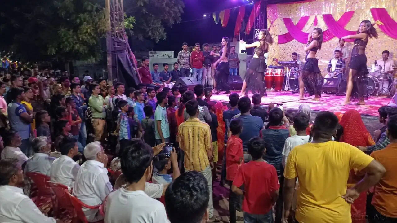 तेरहवीं पर भव्य आयोजन: क्या है इस वायरल वीडियो की सच्चाई?