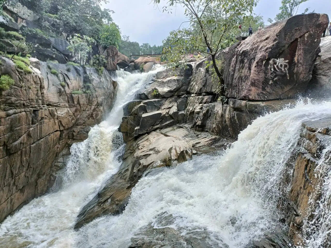 प्राकृतिक सौंदर्य और लोककथाओं का संगम है जशपुर का रानीदाह जलप्रपात, सैलानियों को कर रहा आकर्षित