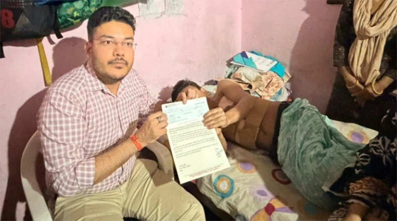 दिल्ली अग्निकांड में बहादुरी दिखाने वाले रोहित मुखिया को 5 लाख की सहायता