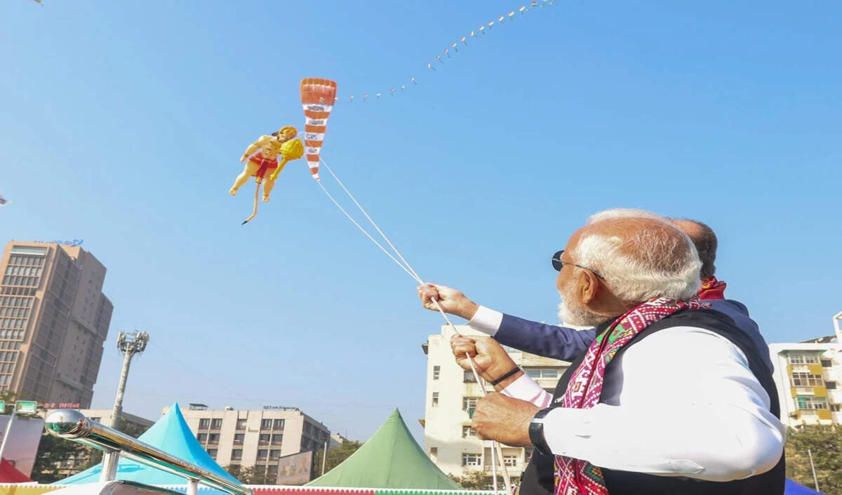 जर्मन चांसलर की भारत यात्रा: मोदी के साथ पतंग महोत्सव का उद्घाटन