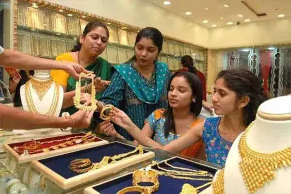सोने और चांदी की कीमतों में ऐतिहासिक गिरावट, खरीदारी का सही समय