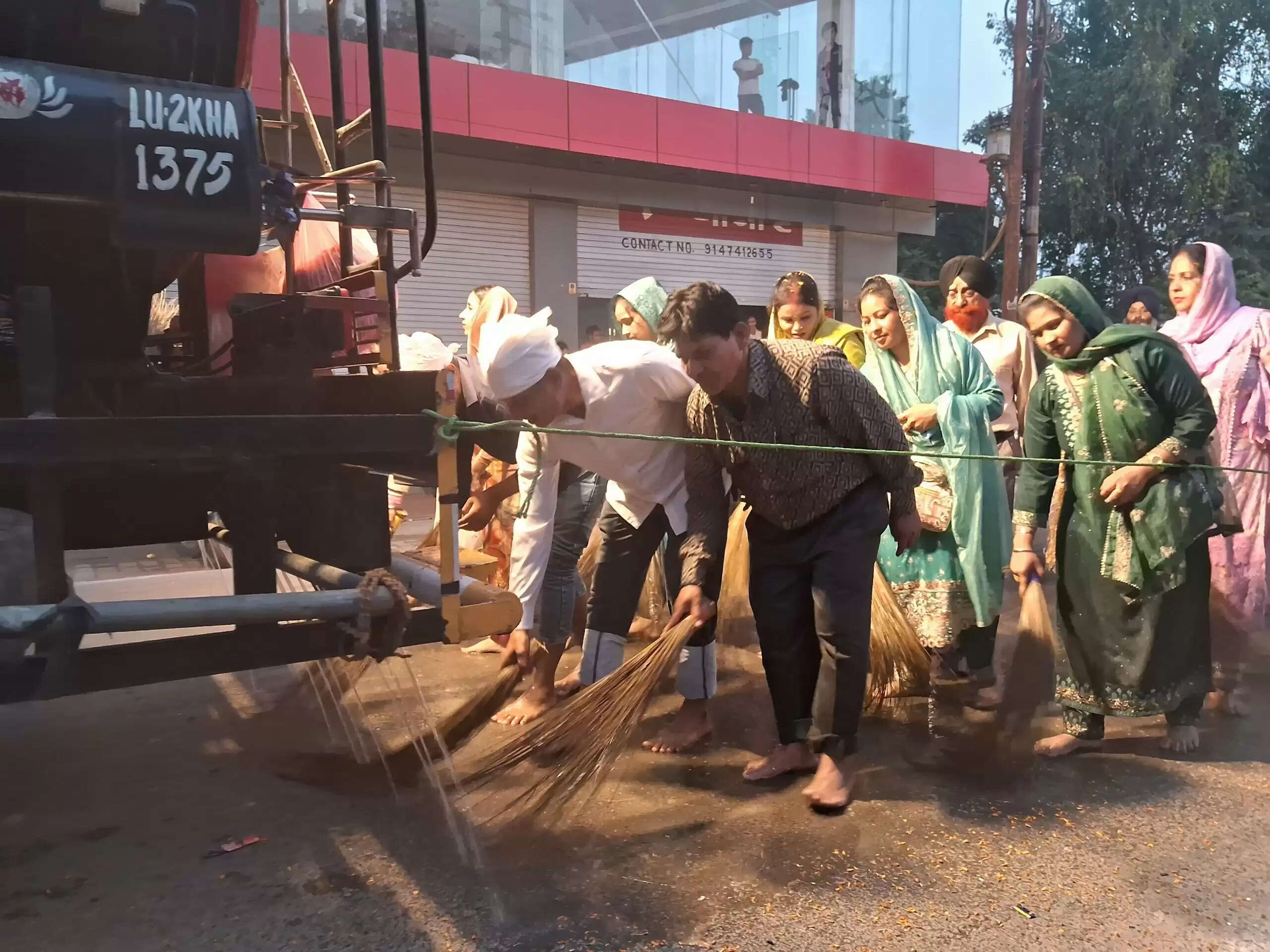 नौतनवा में गुरु नानक देव जी के 556वें प्रकाश पर्व पर भव्य नगर कीर्तन का आयोजन