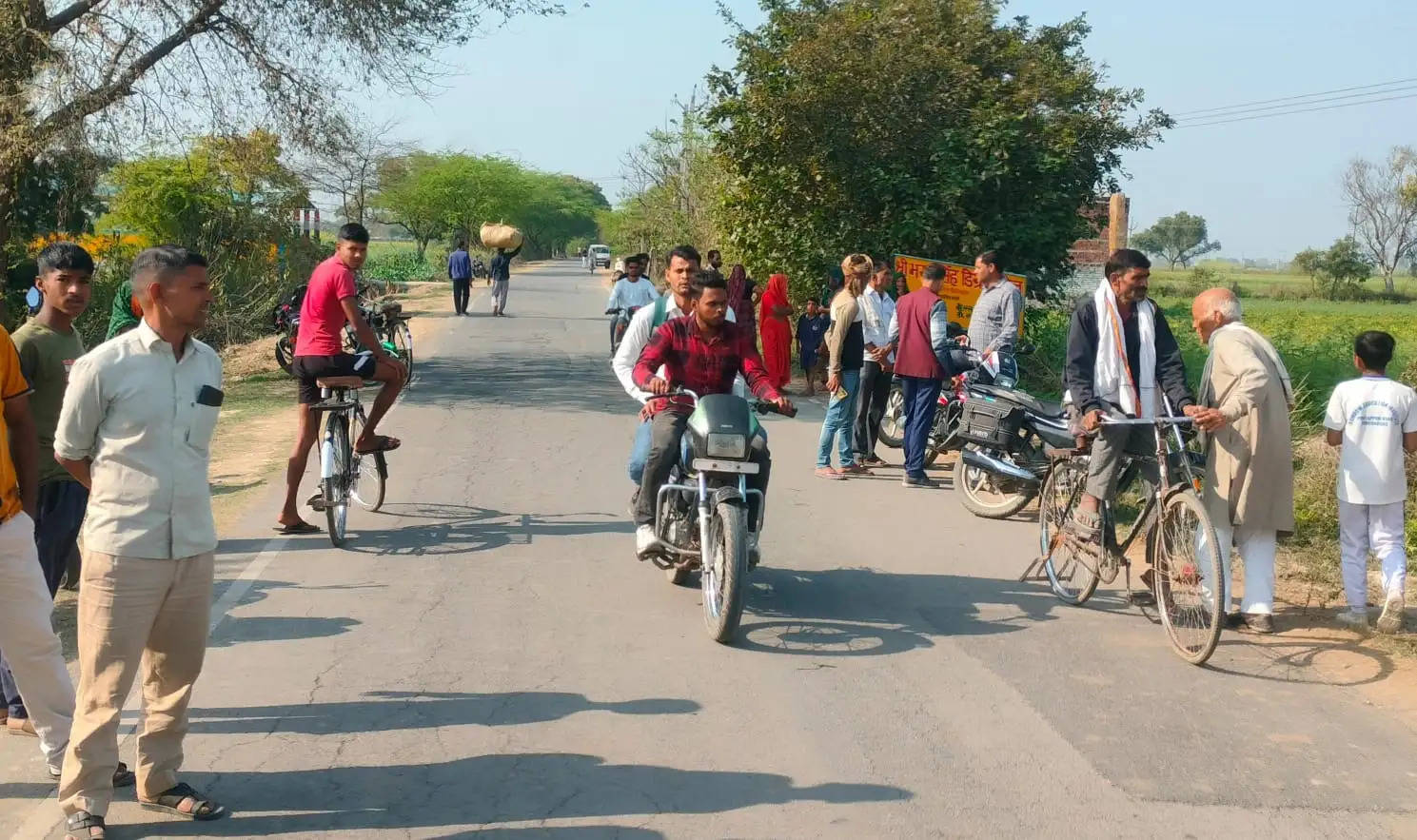 मोटरसाइकिल फिसलने से लोहे के तारों में फंसी गर्दन, दो की मौत