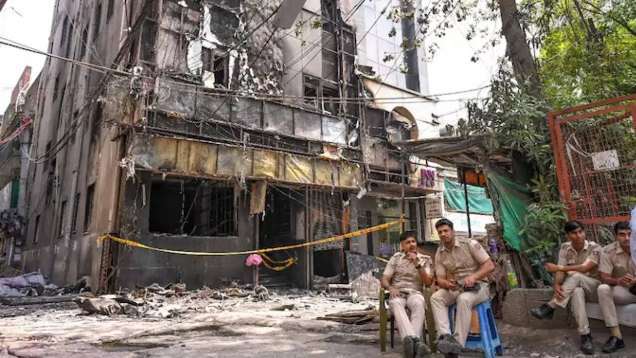 दिल्ली के अग्निकांड में 21 लोगों की मौत: जांच में नए खुलासे