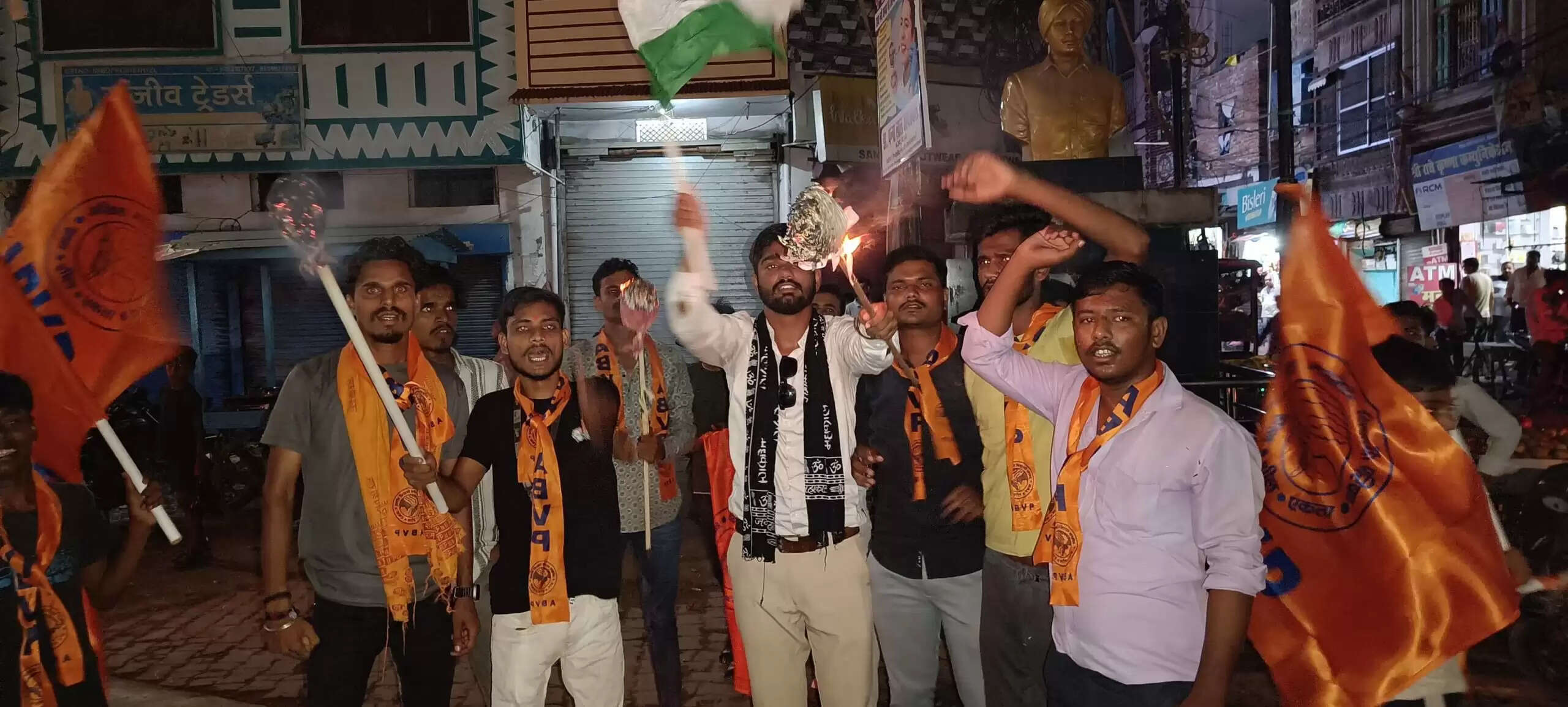 एबीवीपी कार्यकर्ताओं का विरोध प्रदर्शन, लाठीचार्ज का किया विरोध