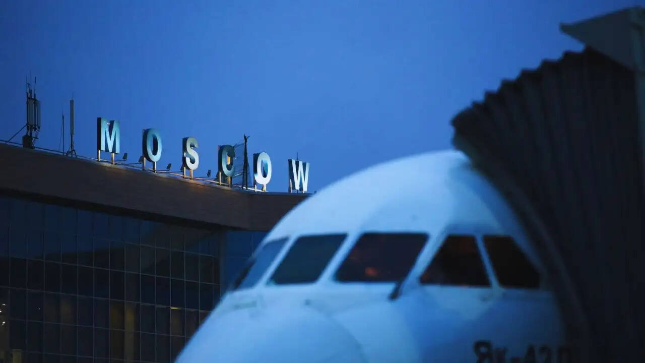 मॉस्को में यूक्रेनी ड्रोन हमलों से हवाई यातायात ठप, सुरक्षा उपायों में वृद्धि