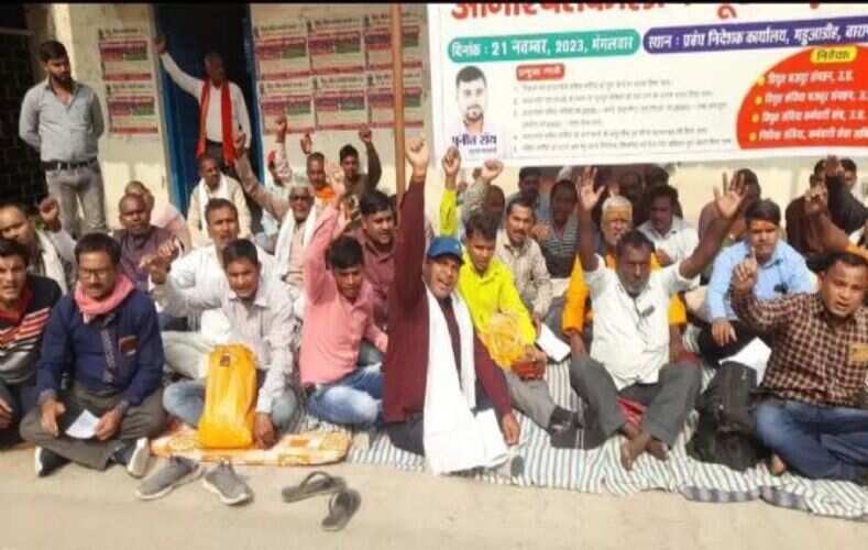 वाराणसी: विद्युत संविदा कर्मी भूख हड़ताल पर, निदेशक कार्यालय पर दिया धरना