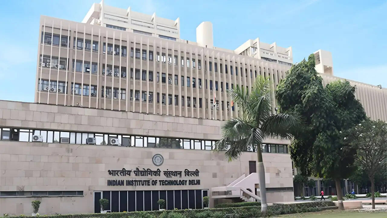 QS वर्ल्ड यूनिवर्सिटी रैंकिंग 2027: IIT दिल्ली ने फिर से किया कमाल, भारत के 52 संस्थान शामिल