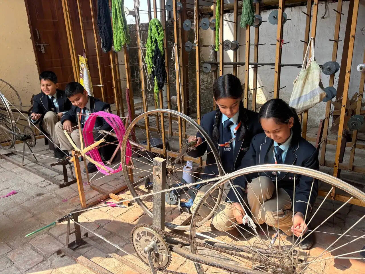 एडीफाई वर्ल्ड स्कूल के छात्रों ने हथकरघा और हस्तशिल्प का ज्ञान प्राप्त किया