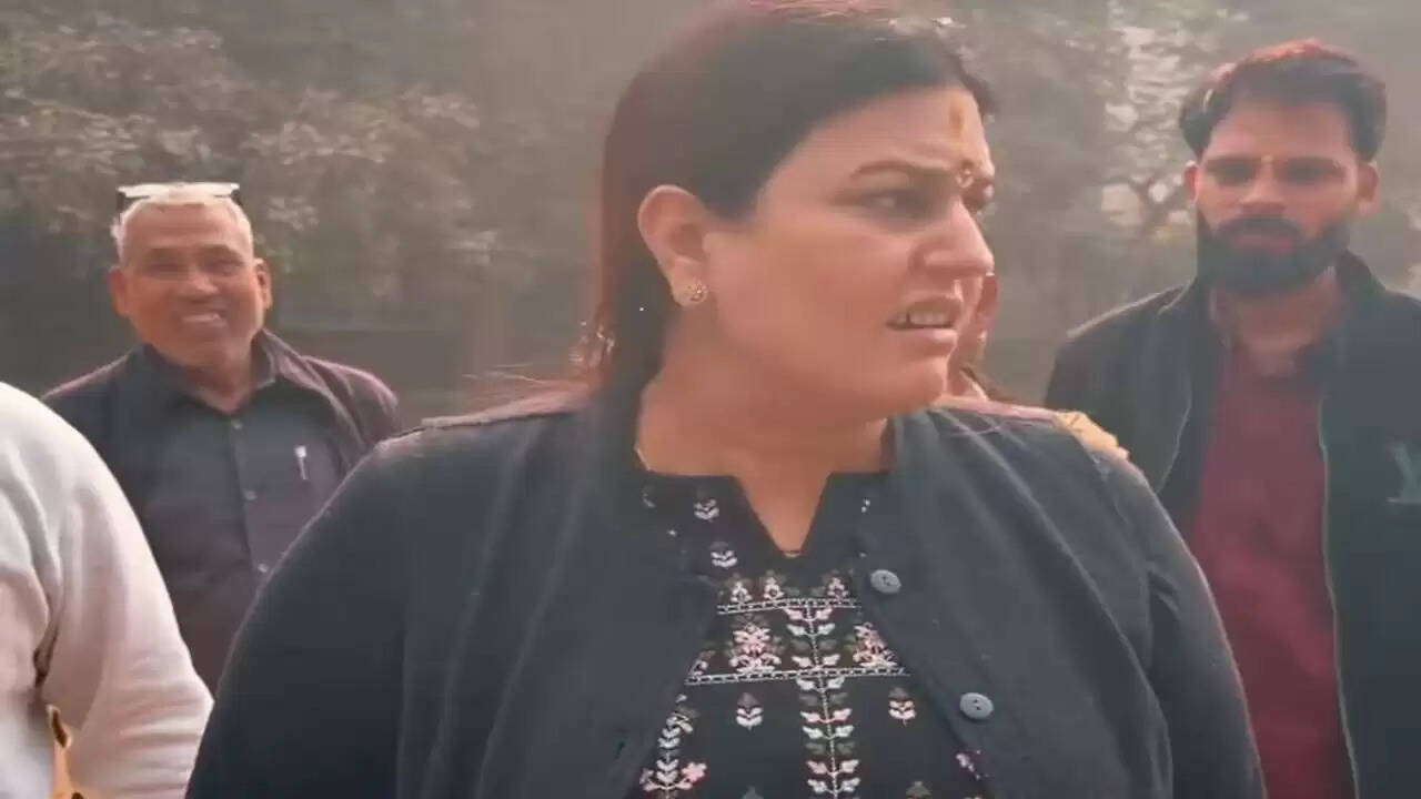 दिल्ली की पार्षद का विवादास्पद वीडियो: नस्लीय टिप्पणियों पर उठे सवाल