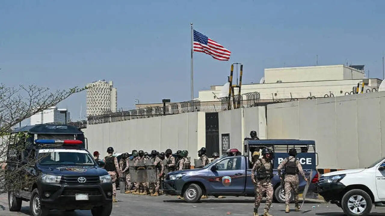 पाकिस्तान में अमेरिका-इजरायल और ईरान के बीच बढ़ते तनाव का असर