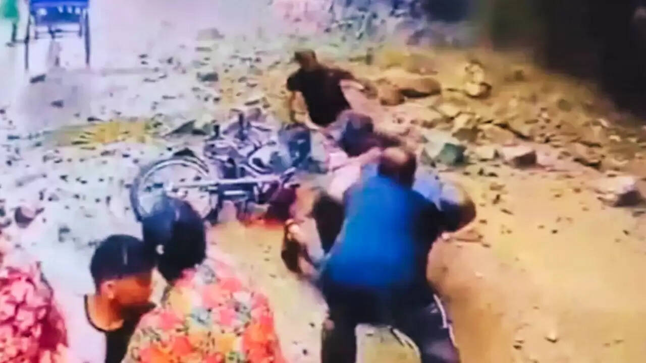 हरिद्वार में भूस्खलन: युवकों की बाल-बाल बची जान, बारिश का कहर जारी