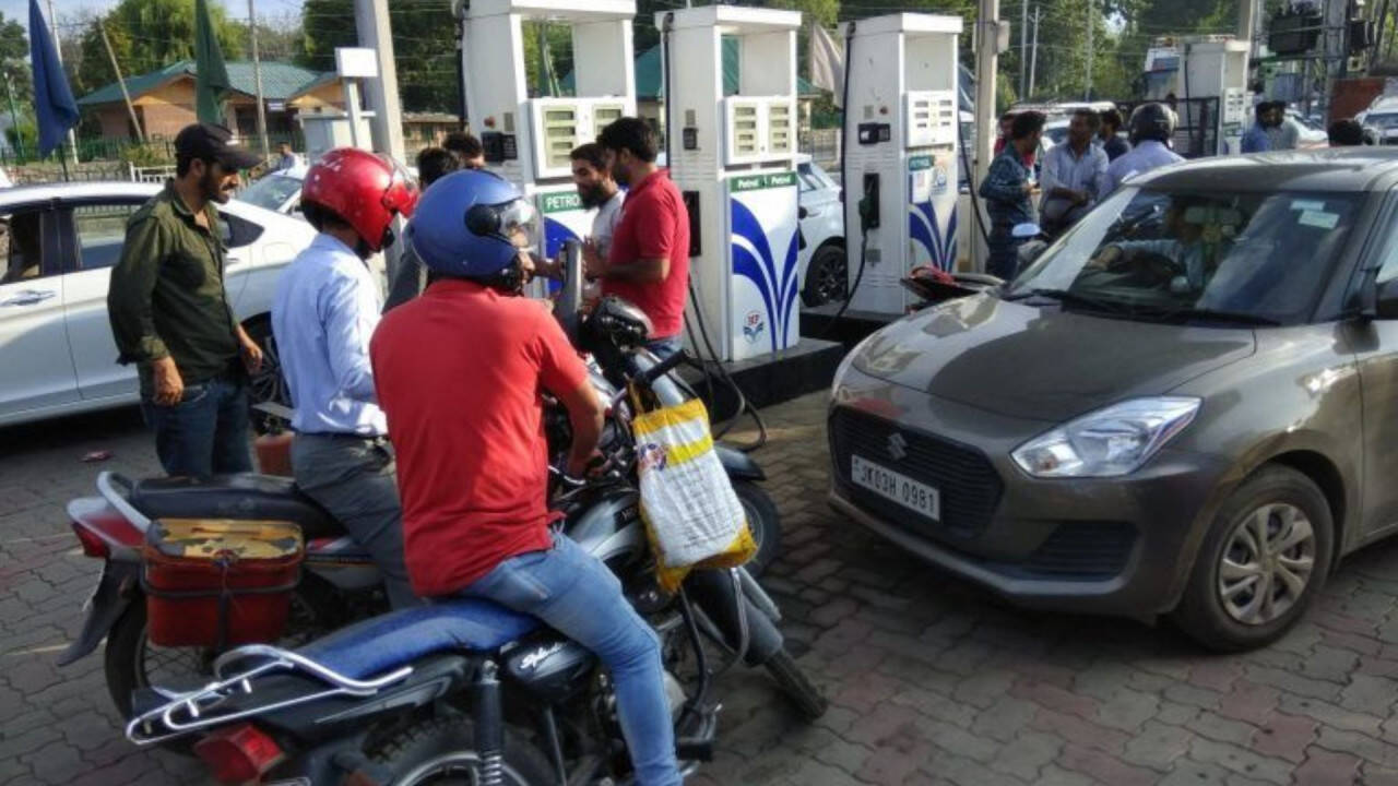 भारत में पेट्रोल और डीजल की कीमतों में वृद्धि: उपभोक्ताओं पर असर