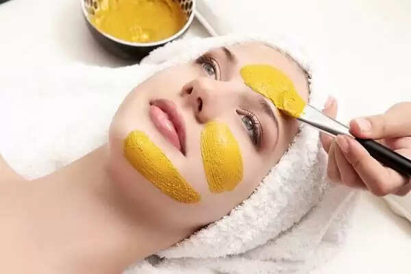 हल्दी के अद्भुत फायदे: स्वास्थ्य और सुंदरता के लिए 10 उपयोग