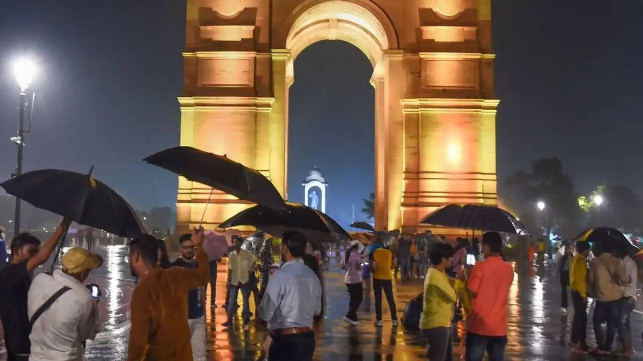 दिल्ली में अप्रत्याशित बारिश से तापमान में गिरावट