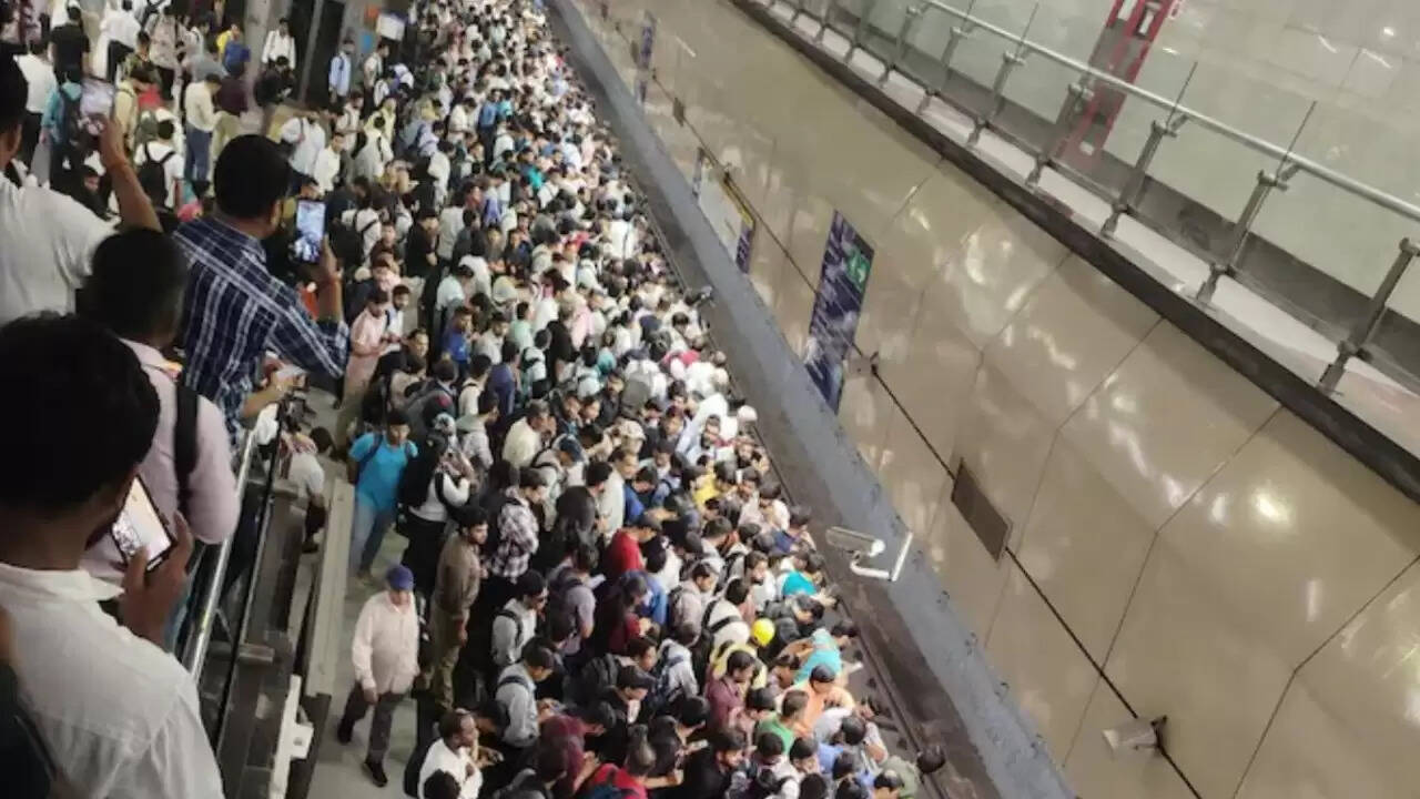 दिल्ली मेट्रो की Yellow Line पर हौज खास स्टेशन पर भीड़ का मंजर: यात्रियों की समस्याएं और समाधान