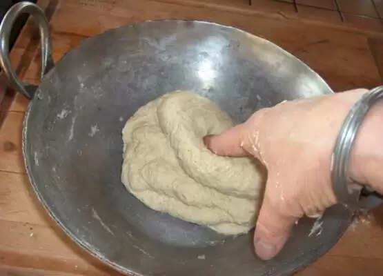फ्रिज में आटा रखने के नुकसान: जानें क्यों यह स्वास्थ्य के लिए हानिकारक है