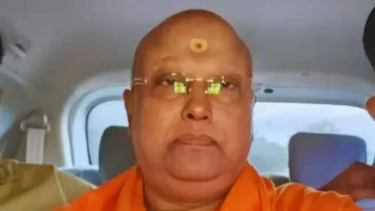 बाबा चैतन्यानंद सरस्वती का फर्जीवाड़ा: MBA डिग्री से लेकर अश्लील चैट तक के खुलासे