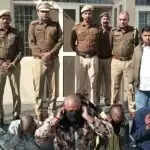 पुलिस ने मनचलों को सजा देने के लिए सिर मुंडवाकर बाजार में परेड करवाई