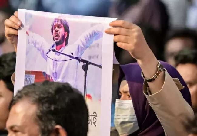 बांग्लादेश में उस्मान हादी की हत्या के बाद बढ़ते तनाव और धमकियाँ