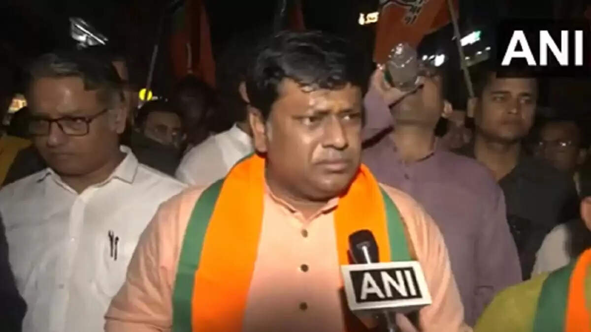 कोलकाता में छात्रा के साथ दुष्कर्म के खिलाफ सुकांत मजूमदार का प्रदर्शन