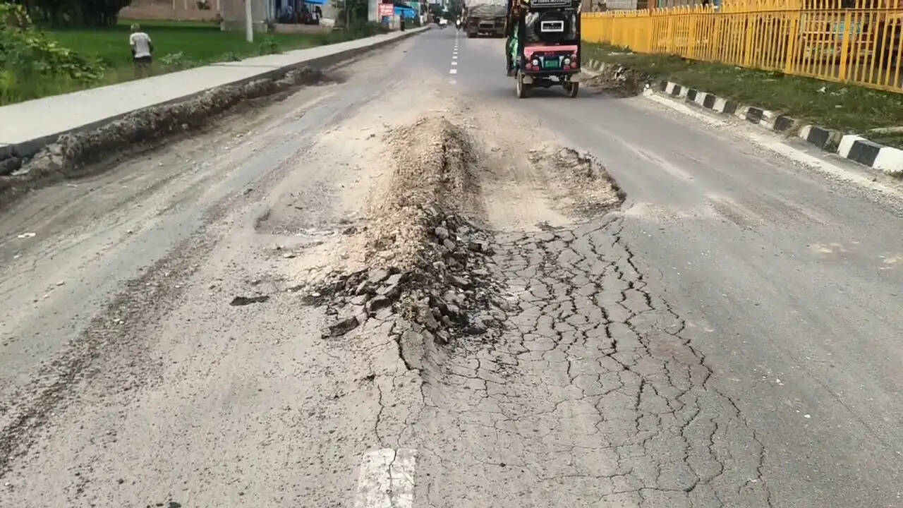 नेपाल तक ओवरलोड वाहनों की वजह से सड़कें हो रही हैं खराब