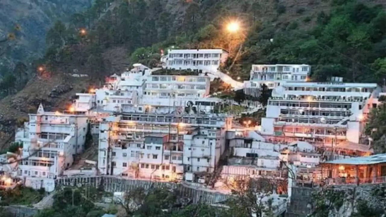 जम्मू-कश्मीर में भारी बारिश से वैष्णो देवी यात्रा स्थगित, प्रशासन ने जारी किया हाई अलर्ट