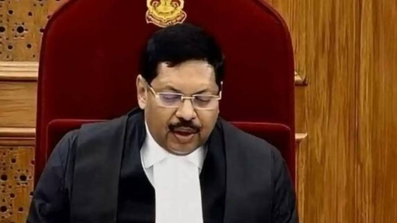 भारत के मुख्य न्यायाधीश पर जूता फेंकने की कोशिश, वकील हिरासत में