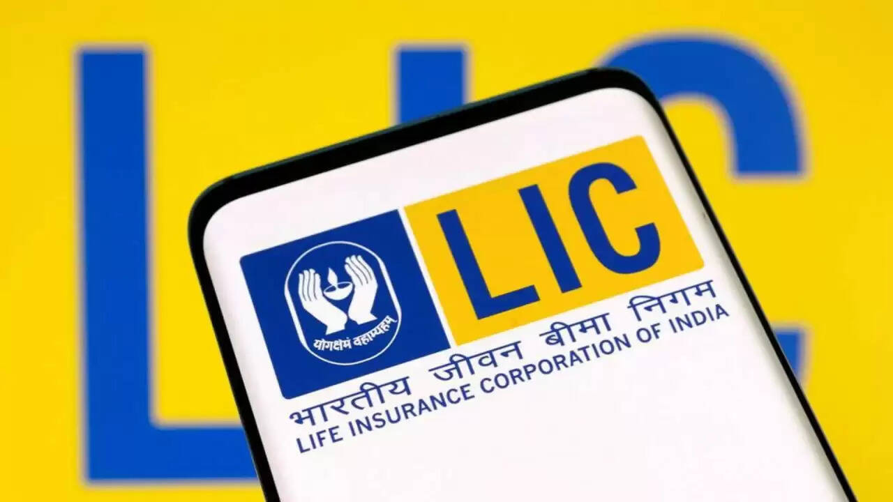 LIC को GST छूट का मिला बड़ा लाभ: पहले दिन ही 1,100 करोड़ का निवेश