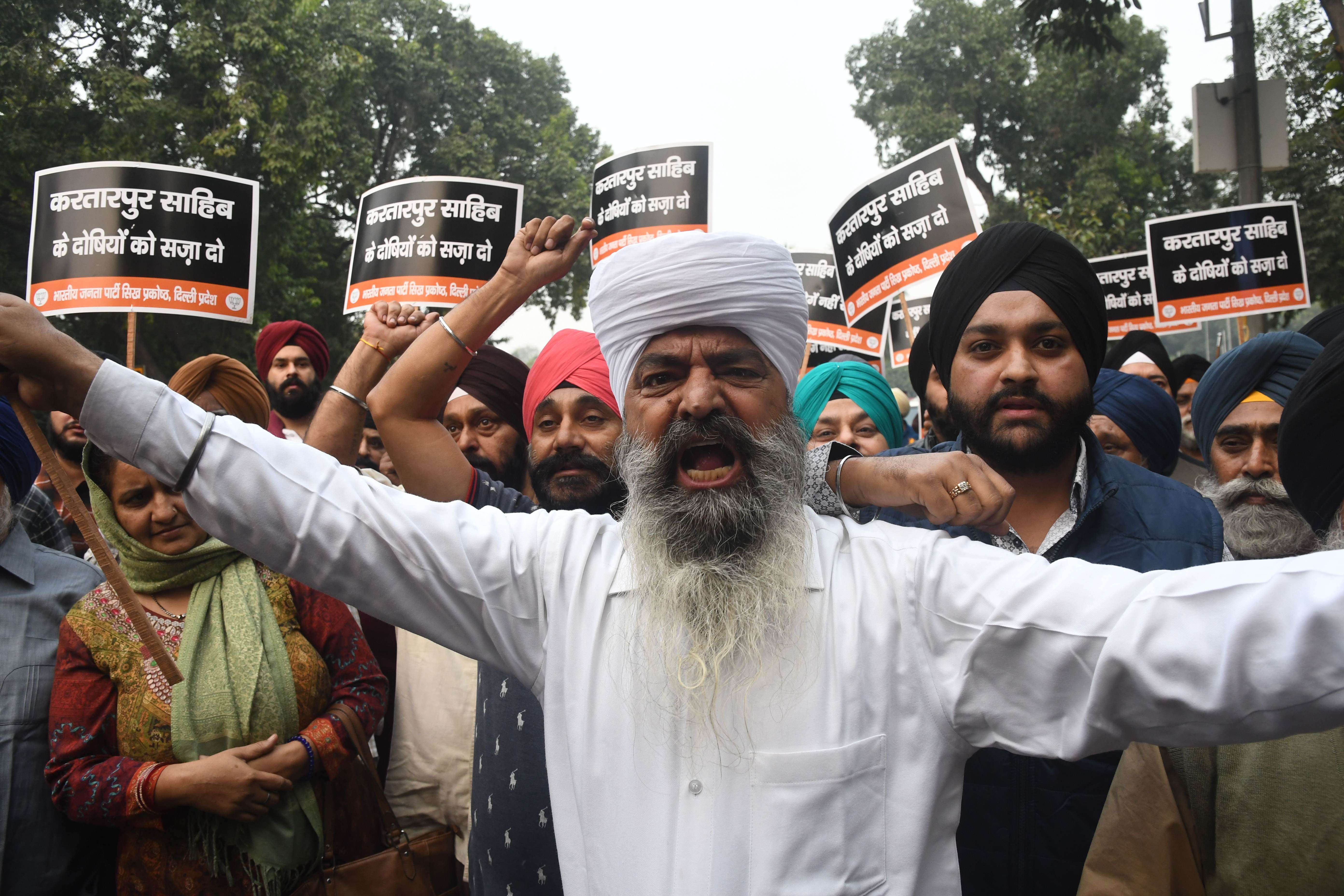 दिल्ली भाजपा के सिख कार्यकर्ताओं ने पाकिस्तान में पवित्र गुरुद्वारा साहिब की पवित्रता को अपवित्र करने के खिलाफ पाकिस्तान उच्चायोग के पास विरोध प्रदर्शन किया।