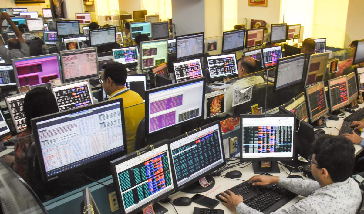 घरेलू शेयर बाजार में भारी गिरावट, आईटी शेयरों में बिकवाली का असर